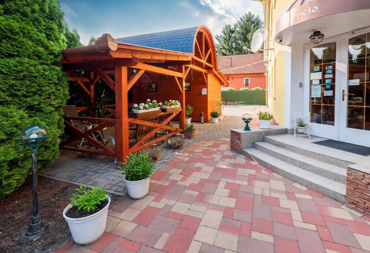 Boglarka Panzio - Etterem Hotel Mezokovesd Exterior photo
